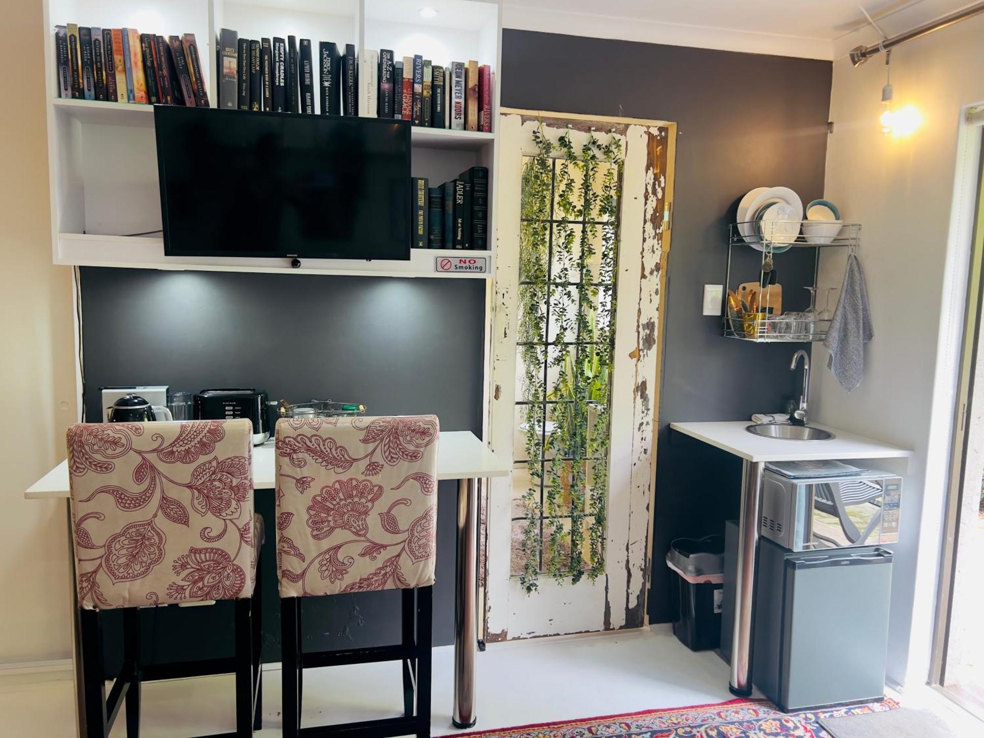 Art-Inspired Bedroom Close To Cbd Mossel Bay Esterno foto