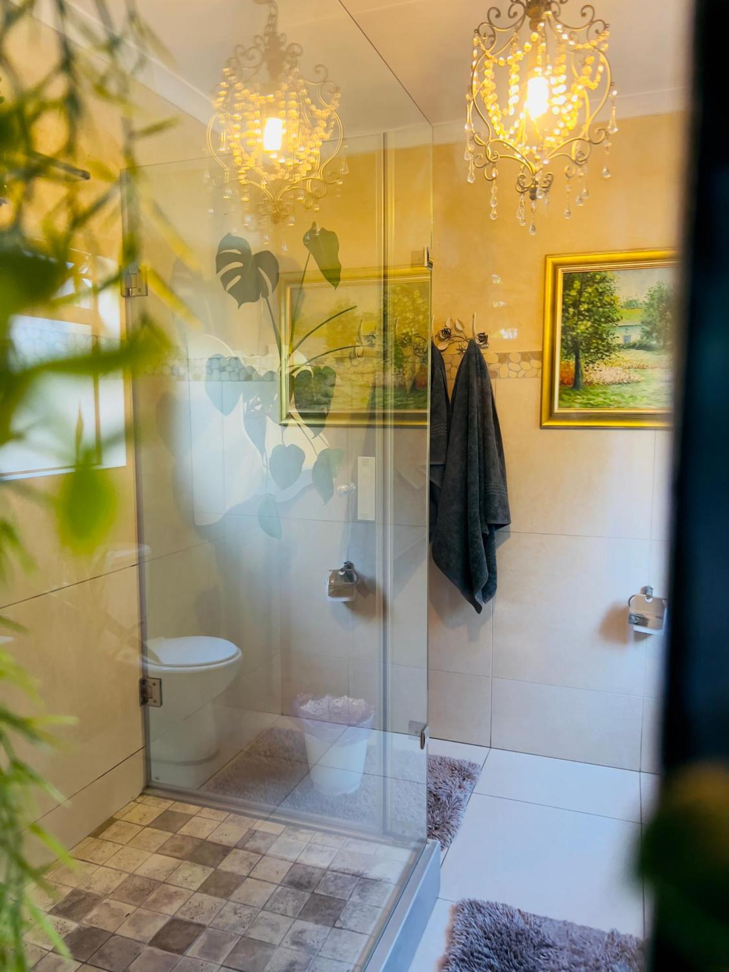 Art-Inspired Bedroom Close To Cbd Mossel Bay Esterno foto